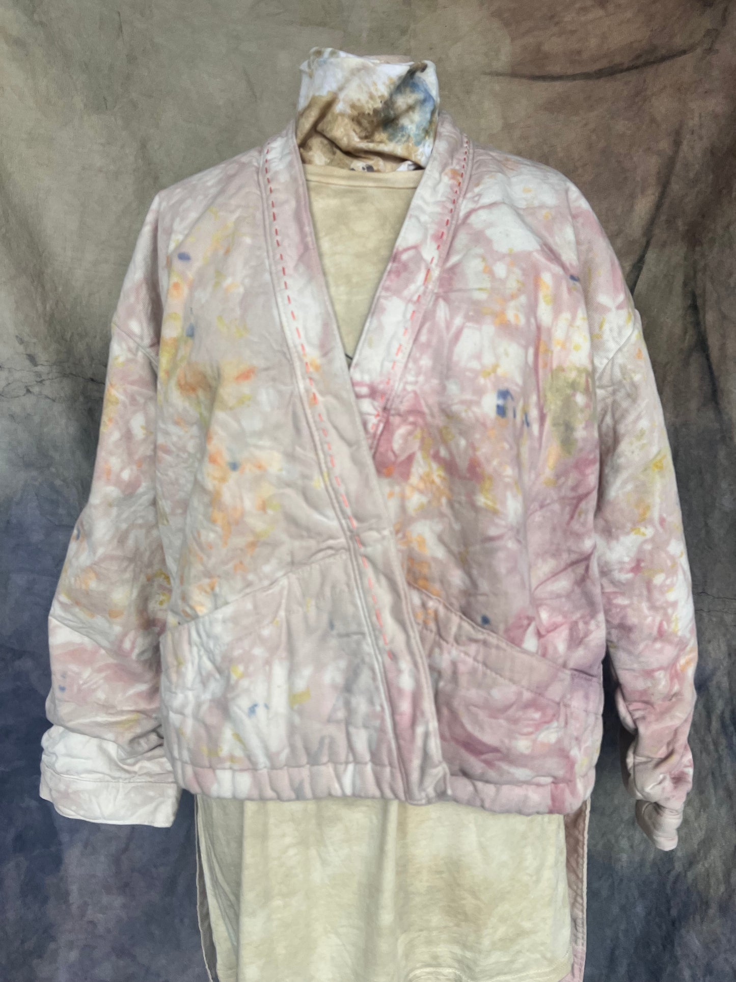 Short wrap coat, untied, dyed with flowers for a pink, beige and yellow cloud pattern. 